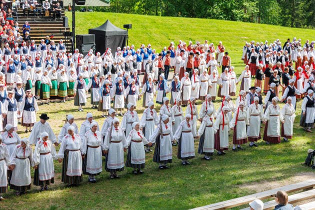 Polva, 24.05.2026. The 32nd South Estonian Memme-Taadi Festival at the Intsikurmu song festival grounds in Polva. The event brought together nearly 1,000 performers from senior singing groups, dance collectives, and folk musicians across four southern counties. Photo Arvo Meeks, Louna-Eesti Postimees Polva Polvamaa Estonia 2MA25MAI2026A005  Copyright: xArvoxMeeksx Folk dancers in colorful traditional costumes