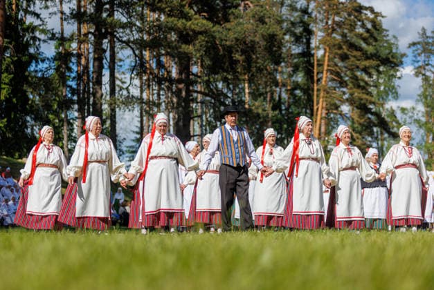 Polva, 24.05.2026. The 32nd South Estonian Memme-Taadi Festival at the Intsikurmu song festival grounds in Polva. The event brought together nearly 1,000 performers from senior singing groups, dance collectives, and folk musicians across four southern counties. Photo Arvo Meeks, Louna-Eesti Postimees Polva Polvamaa Estonia 2MA25MAI2026A031  Copyright: xArvoxMeeksx Folk dancers in colorful traditional costumes