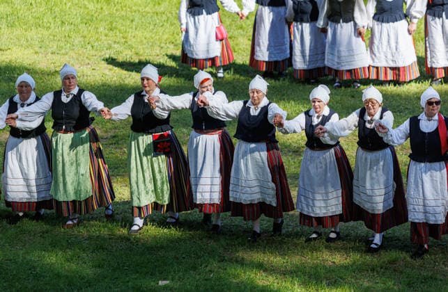 Polva, 24.05.2026. The 32nd South Estonian Memme-Taadi Festival at the Intsikurmu song festival grounds in Polva. The event brought together nearly 1,000 performers from senior singing groups, dance collectives, and folk musicians across four southern counties. Photo Arvo Meeks, Louna-Eesti Postimees Polva Polvamaa Estonia 2MA25MAI2026A048  Copyright: xArvoxMeeksx Folk dancers in colorful traditional costumes