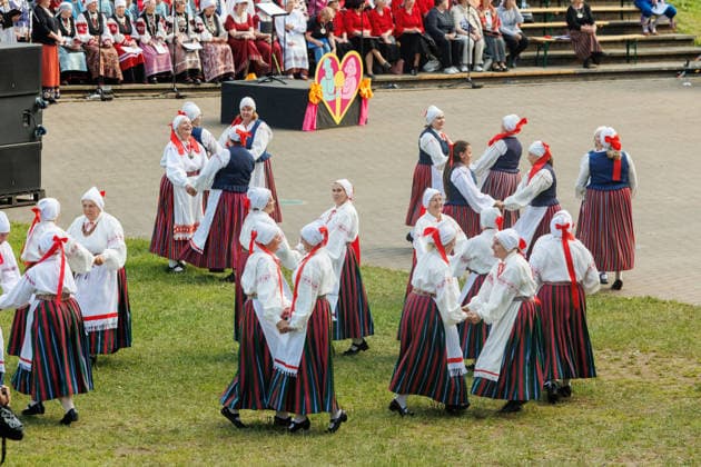 Polva, 24.05.2026. The 32nd South Estonian Memme-Taadi Festival at the Intsikurmu song festival grounds in Polva. The event brought together nearly 1,000 performers from senior singing groups, dance collectives, and folk musicians across four southern counties. Photo Arvo Meeks, Louna-Eesti Postimees Polva Polvamaa Estonia 2MA25MAI2026A080  Copyright: xArvoxMeeksx Folk dancers in colorful traditional costumes