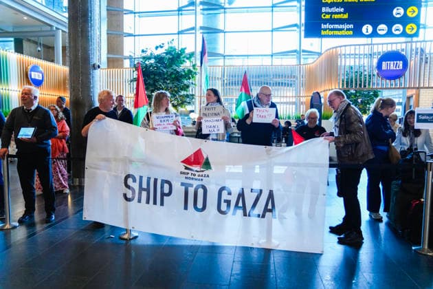Gaza-aktivister fra Global Sumud Flotilla ankommer Norge Gardermoen 20260525. Flere personer har mott opp nar tre norske aktivister som var med i flaten Global Sumud Flotilla lander pa norsk jord mandag, etter a ha blitt tatt til fange av det israelske forsvaret pa vei til Gaza. Foto: Amanda Pedersen Giske NTB Gardermoen Norge dybveHQo6XE EDITORIAL USE ONLY Ref:_BNCdybveHQo6XE.jpg *** Gaza activists from the Global Sumud Flotilla arrive in Norway Gardermoen 20260525 Several people have been received when three Norwegian activists who were part of the Global Sumud Flotilla landed on Norwegian soil on Monday, after being captured by the Israeli Defense Forces on their way to Gaza Photo Amanda Pedersen Giske NTB Gardermoen Norway d  Copyright: xAmandaxPedersenxGiskexx xNTBx