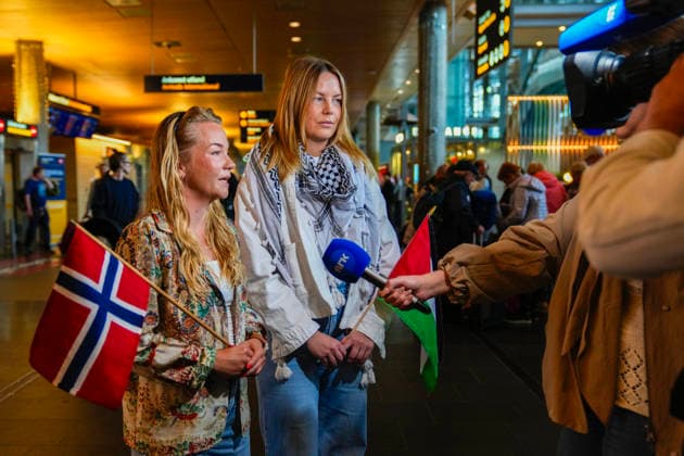 Gaza-aktivister fra Global Sumud Flotilla ankommer Norge Gardermoen 20260525. Flere personer har mott opp nar tre norske aktivister som var med i flaten Global Sumud Flotilla lander pa norsk jord mandag, etter a ha blitt tatt til fange av det israelske forsvaret pa vei til Gaza. Foto: Amanda Pedersen Giske NTB Gardermoen Norge 5d4s5giiOKk EDITORIAL USE ONLY Ref:_BNC5d4s5giiOKk.jpg *** Gaza activists from the Global Sumud Flotilla arrive in Norway Gardermoen 20260525 Several people have been received when three Norwegian activists who were part of the Global Sumud Flotilla landed on Norwegian soil on Monday, after being captured by the Israeli Defense Forces on their way to Gaza Photo Amanda Pedersen Giske NTB Gardermoen Norway 5  Copyright: xAmandaxPedersenxGiskexx xNTBx