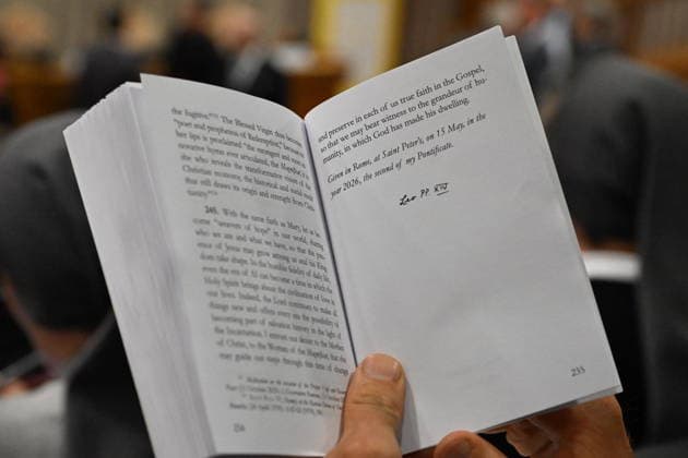 May 25, 2026, Vatican City, VATICAN CITY: A person holds in his hands the Encyclical Letter Magnifica Humanitas focused on the rise of artificial intelligence, on the day of its promulgation by Pope Leo XIV, in The Vatican on May 25, 2026..ANSA MAURIZIO BRAMBATTI Vatican City VATICAN CITY  - ZUMAa110 20260525_zaf_a110_001 Copyright: xMaurizioxBrambattix
