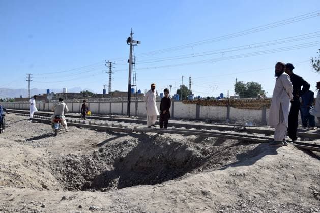 (260525) -- QUETTA, May 25, 2026 -- Locals are pictured at the site of a suicide blast in Quetta, Balochistan province, Pakistan, on May 25, 2026. The death toll from a suicide blast targeting a passenger train in Pakistan s southwestern Balochistan province has risen to 47, including 20 soldiers, while 98 others were injured, rescue officials said on Monday. ( Xinhua) PAKISTAN-QUETTA-TRAIN SHUTTLE-BLAST-CASUALTIES Str 