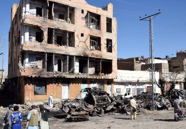 (260525) -- QUETTA, May 25, 2026 -- Locals are pictured at the site of a suicide blast in Quetta, Balochistan province, Pakistan, on May 25, 2026. The death toll from a suicide blast targeting a passenger train in Pakistan s southwestern Balochistan province has risen to 47, including 20 soldiers, while 98 others were injured, rescue officials said on Monday. ( Xinhua) PAKISTAN-QUETTA-TRAIN SHUTTLE-BLAST-CASUALTIES Str 