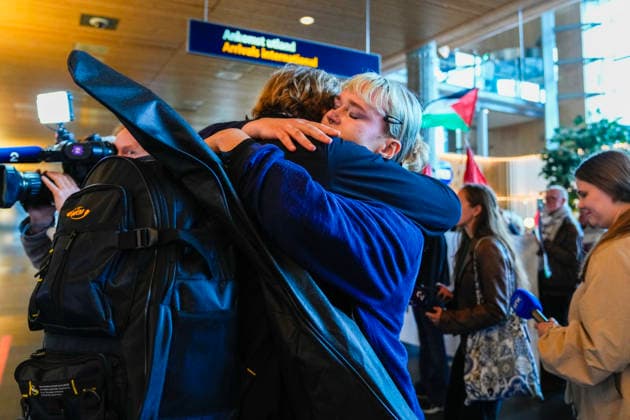 Gaza-aktivister fra Global Sumud Flotilla ankommer Norge Gardermoen 20260525. Tre norske aktivister som var med i flaten Global Sumud Flotilla landet pa norsk jord mandag, etter a ha blitt tatt til fange av det israelske forsvaret pa vei til Gaza. Foto: Amanda Pedersen Giske NTB Gardermoen Norge UV4qzxbtRYE EDITORIAL USE ONLY Ref:_BNCUV4qzxbtRYE.jpg *** Gaza activists from Global Sumud Flotilla arrive in Norway Gardermoen 20260525 Three Norwegian activists who were part of the Global Sumud Flotilla landed on Norwegian soil on Monday, after being captured by the Israeli Defense Forces on their way to Gaza Photo Amanda Pedersen Giske NTB Gardermoen Norway UV4qzxbtRYE EDITORIAL USE ONLY Ref BNCUV4qzxbtRYE jpg  Copyright: xAmandaxPedersenxGiskexx xNTBx