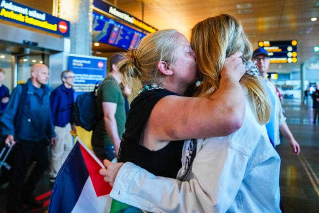Gaza-aktivister fra Global Sumud Flotilla ankommer Norge Gardermoen 20260525. Tre norske aktivister som var med i flaten Global Sumud Flotilla landet pa norsk jord mandag, etter a ha blitt tatt til fange av det israelske forsvaret pa vei til Gaza. Foto: Amanda Pedersen Giske NTB Gardermoen Norge _8Wnj4n_9qI EDITORIAL USE ONLY Ref:_BNC_8Wnj4n_9qI.jpg *** Gaza activists from Global Sumud Flotilla arrive in Norway Gardermoen 20260525 Three Norwegian activists who were part of the Global Sumud Flotilla landed on Norwegian soil on Monday, after being captured by the Israeli Defense Forces on their way to Gaza Photo Amanda Pedersen Giske NTB Gardermoen Norway 8Wnj4n 9qI EDITORIAL USE ONLY Ref BNC 8Wnj4n 9qI jpg  Copyright: xAmandaxPedersenxGiskexx xNTBx