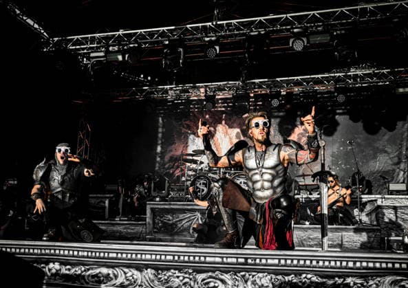 24.05.2026, xlakx, Entertainment, Pfingst-Spectaculum v.l. Die Band Feuerschwanz (Ben Metzner) live beim Pfingst-Spectaculum 2026 im Schlosspark Oranienburg. Oranienburg *** 24 05 2026, xlakx, Entertainment, Pfingst Spectaculum v l The band Feuerschwanz Ben Metzner live at Pfingst Spectaculum 2026 in Oranienburg Palace Park Oranienburg Daniel Lakomski