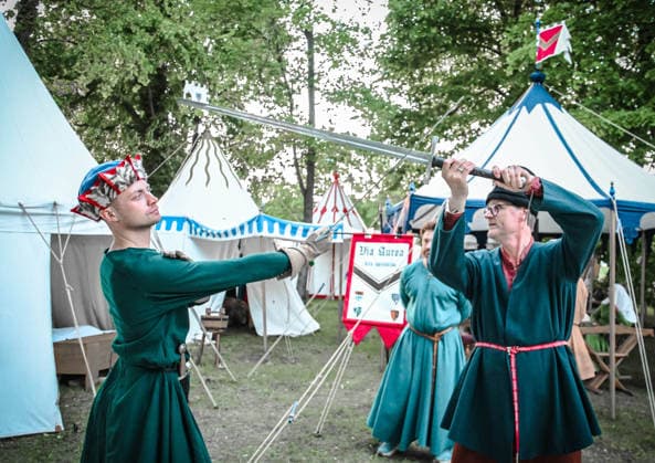 24.05.2026, xlakx, Entertainment, Pfingst-Spectaculum v.l. Schaukampf beim Pfingst-Spectaculum Oranienburg mit Darstellern in mittelalterlicher Kleidung vor historischen Zelten. Oranienburg *** 24 05 2026, xlakx, Entertainment, Pfingst Spectaculum v l Show fight at Pfingst Spectaculum Oranienburg with performers in medieval dress in front of historic tents Oranienburg Daniel Lakomski