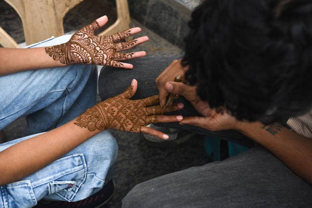 May 25, 2026, Srinagar, Jammu And Kashmir, India: A Kashmiri girl is getting her hands decorated with henna ahead of Eid al-Adha at a local market. Markets witness a huge shopping rush in preparation for Eid al-Adha, or the Festival of Sacrifice, which marks the end of the Hajj pilgrimage to Mecca and commemorates Prophet Ibraham s readiness to sacrifice his son to show obedience to God. Srinagar India  - ZUMAz120 20260525_zip_z120_010 Copyright: xBasitxZargarx