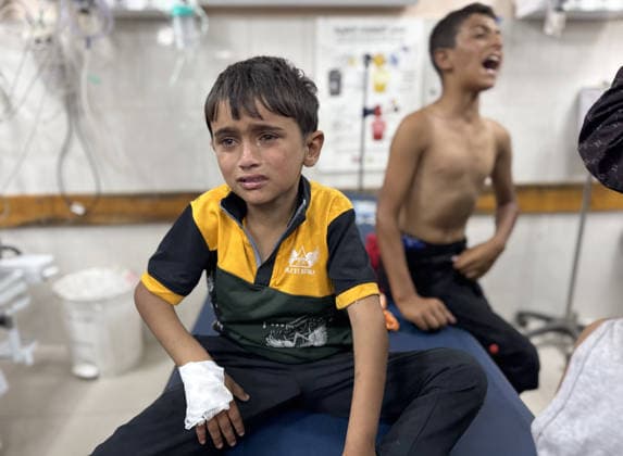 Israeli attacks on Gaza continue despite ceasefire agreement KHAN YUNIS, GAZAI PALESTINE - MAY 25: Palestinian children are taken to Nasser Hospital for medical treatment following the Israeli attack on tents housing displaced people in the al-Mawasi area despite the ceasefire agreement in Khan Yunis, Gaza, Palestine on May 25, 2026. A six-year-old child and a woman were killed and 20 people, most of them children and women, were injured in an attack. Abdallah F.s. Alattar Anadolu Khan Yunis Gaza. Editorial use only. Please get in touch for any other usage.  Copyright: x2026xAnadoluxAbdallahxF.s.xAlattarx