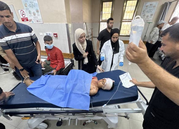 Israeli attacks on Gaza continue despite ceasefire agreement KHAN YUNIS, GAZAI PALESTINE - MAY 25: (EDITOR S NOTE: Image depicts graphic content) Palestinian children are taken to Nasser Hospital for medical treatment following the Israeli attack on tents housing displaced people in the al-Mawasi area despite the ceasefire agreement in Khan Yunis, Gaza, Palestine on May 25, 2026. A six-year-old child and a woman were killed and 20 people, most of them children and women, were injured in an attack. Abdallah F.s. Alattar Anadolu Khan Yunis Gaza. Editorial use only. Please get in touch for any other usage.  Copyright: x2026xAnadoluxAbdallahxF.s.xAlattarx