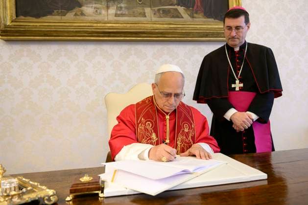 ITALY - POPE LEO XIV SIGNING HIS FIRST ENCYCLICAL LETTER MAGNIFICA HUMANITAS IN THE VATICAN- 2026 5 25 Italy, Rome, Vatican, 2026 5 25.Pope Leo XIV signing his first Encyclical Letter Magnifica Humanitas , focused on the rise of artificial intelligence, in The Vatican EDITORIAL USE ONLY - NO BOOKS Copyright: xVATICANxMEDIAx