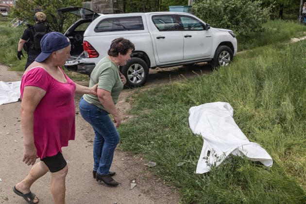 Aftermath of Russian strike in Kramatorsk KRAMATORSK, UKRAINE - MAY 25: The wife of a deceased man weeps beside her husband’s body, found under the rubble following a Russian airstrike on a house in Kramatorsk, Ukraine, on May 25, 2026. Diego Herrera Carcedo Anadolu Kramatorsk Ukraine. Editorial use only. Please get in touch for any other usage.  Copyright: x2026xAnadoluxDiegoxHerreraxCarcedox
