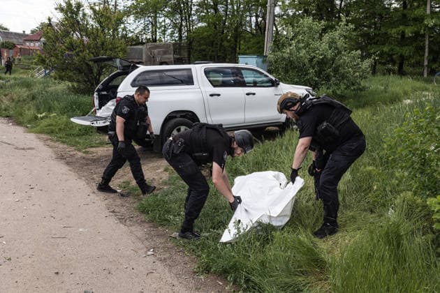 News Bilder des Tages Aftermath of Russian strike in Kramatorsk KRAMATORSK, UKRAINE - MAY 25: Police officers pick up the body of one of the victims following a Russian airstrike on a house in Kramatorsk, Ukraine, on May 25, 2026. Diego Herrera Carcedo Anadolu Kramatorsk Ukraine. Editorial use only. Please get in touch for any other usage.  Copyright: x2026xAnadoluxDiegoxHerreraxCarcedox