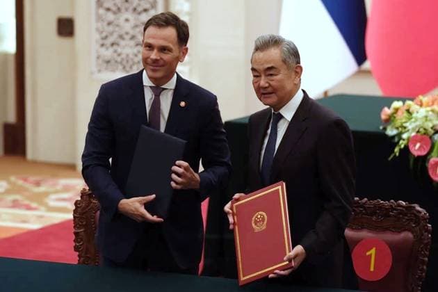China Serbia 9173258 25.05.2026 Serbian First Deputy Prime Minister Sinisa Mali, left, and Chinese Foreign Minister Wang Yi attend a signing ceremony following the meeting of Chinese President Xi Jinping and Serbian President Aleksandar Vuci at the Great Hall of the People in Beijing, China. Alexey Tashchilin Sputnik Beijing China  Copyright: xAlexeyxTashchilinx