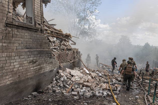 Aftermath of Russian strike in Kramatorsk KRAMATORSK, UKRAINE - MAY 25: Emergency services extinguish a fire and search for the bodies of two people under the rubble following a Russian airstrike on a house in Kramatorsk, Ukraine, on May 25, 2026. Diego Herrera Carcedo Anadolu Kramatorsk Ukraine. Editorial use only. Please get in touch for any other usage.  Copyright: x2026xAnadoluxDiegoxHerreraxCarcedox