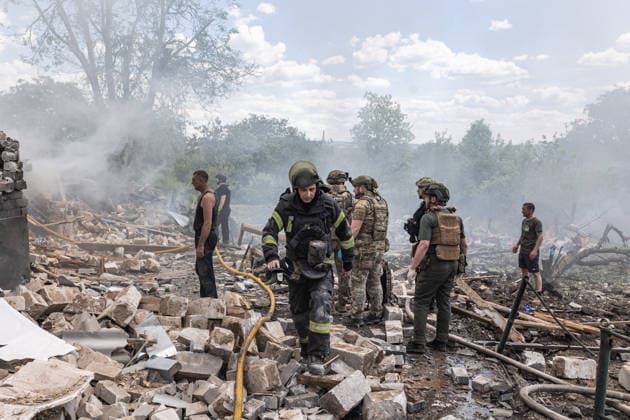 Aftermath of Russian strike in Kramatorsk KRAMATORSK, UKRAINE - MAY 25: Emergency services extinguish a fire and search for the bodies of two people under the rubble following a Russian airstrike on a house in Kramatorsk, Ukraine, on May 25, 2026. Diego Herrera Carcedo Anadolu Kramatorsk Ukraine. Editorial use only. Please get in touch for any other usage.  Copyright: x2026xAnadoluxDiegoxHerreraxCarcedox