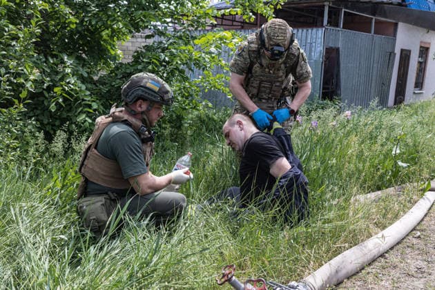 Aftermath of Russian strike in Kramatorsk KRAMATORSK, UKRAINE - MAY 25: Paramedics treat a firefighter who has inhaled smoke during the extinguishing of a fire following a Russian airstrike on a house in Kramatorsk, Ukraine, on May 25, 2026. Diego Herrera Carcedo Anadolu Kramatorsk Ukraine. Editorial use only. Please get in touch for any other usage.  Copyright: x2026xAnadoluxDiegoxHerreraxCarcedox