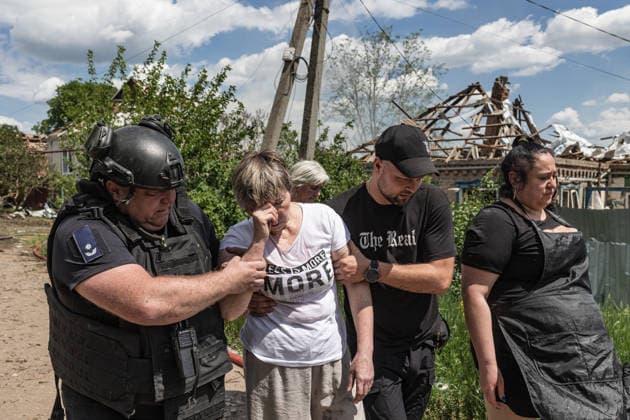 Aftermath of Russian strike in Kramatorsk KRAMATORSK, UKRAINE - MAY 25: A relative of the two deceased, who is in a state of shock, is being treated by the emergency services after finding the bodies of two people under the rubble following a Russian airstrike on a house in Kramatorsk, Ukraine, on May 25, 2026. Diego Herrera Carcedo Anadolu Kramatorsk Ukraine. Editorial use only. Please get in touch for any other usage.  Copyright: x2026xAnadoluxDiegoxHerreraxCarcedox