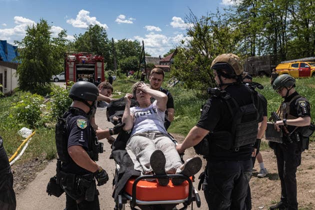 Aftermath of Russian strike in Kramatorsk KRAMATORSK, UKRAINE - MAY 25: A relative of the two deceased, who is in a state of shock, is being treated by the emergency services after finding the bodies of two people under the rubble following a Russian airstrike on a house in Kramatorsk, Ukraine, on May 25, 2026. Diego Herrera Carcedo Anadolu Kramatorsk Ukraine. Editorial use only. Please get in touch for any other usage.  Copyright: x2026xAnadoluxDiegoxHerreraxCarcedox