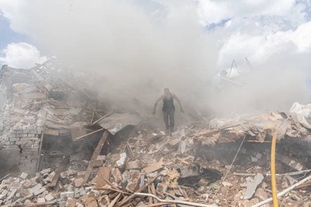 Aftermath of Russian strike in Kramatorsk KRAMATORSK, UKRAINE - MAY 25: Emergency services extinguish a fire and search for the bodies of two people under the rubble following a Russian airstrike on a house in Kramatorsk, Ukraine, on May 25, 2026. Diego Herrera Carcedo Anadolu Kramatorsk Ukraine. Editorial use only. Please get in touch for any other usage.  Copyright: x2026xAnadoluxDiegoxHerreraxCarcedox