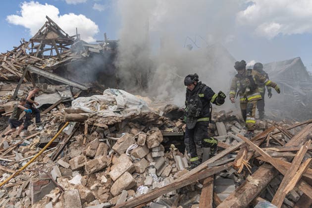 Aftermath of Russian strike in Kramatorsk KRAMATORSK, UKRAINE - MAY 25: Emergency services extinguish a fire and search for the bodies of two people under the rubble following a Russian airstrike on a house in Kramatorsk, Ukraine, on May 25, 2026. Diego Herrera Carcedo Anadolu Kramatorsk Ukraine. Editorial use only. Please get in touch for any other usage.  Copyright: x2026xAnadoluxDiegoxHerreraxCarcedox
