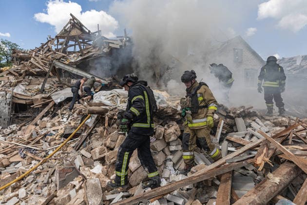 Aftermath of Russian strike in Kramatorsk KRAMATORSK, UKRAINE - MAY 25: Emergency services extinguish a fire and search for the bodies of two people under the rubble following a Russian airstrike on a house in Kramatorsk, Ukraine, on May 25, 2026. Diego Herrera Carcedo Anadolu Kramatorsk Ukraine. Editorial use only. Please get in touch for any other usage.  Copyright: x2026xAnadoluxDiegoxHerreraxCarcedox