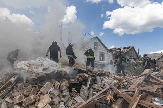 Aftermath of Russian strike in Kramatorsk KRAMATORSK, UKRAINE - MAY 25: Emergency services extinguish a fire and search for the bodies of two people under the rubble following a Russian airstrike on a house in Kramatorsk, Ukraine, on May 25, 2026. Diego Herrera Carcedo Anadolu Kramatorsk Ukraine. Editorial use only. Please get in touch for any other usage.  Copyright: x2026xAnadoluxDiegoxHerreraxCarcedox