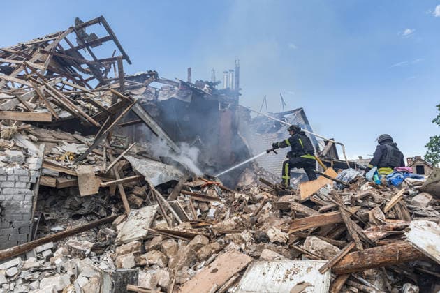 Aftermath of Russian strike in Kramatorsk KRAMATORSK, UKRAINE - MAY 25: Firefighters extinguish a fire at a house, where the two bodies were found, following a Russian airstrike on a residential building in Kramatorsk, Ukraine, on May 25, 2026. Diego Herrera Carcedo Anadolu Kramatorsk Ukraine. Editorial use only. Please get in touch for any other usage.  Copyright: x2026xAnadoluxDiegoxHerreraxCarcedox