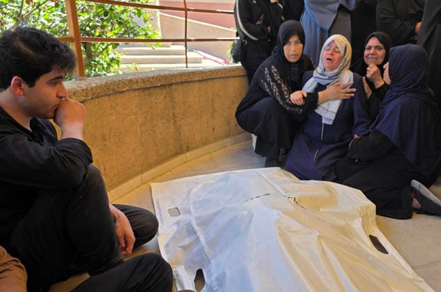 Mourners bid farewell to victims of Israeli strike in Khan Younis Palestinians mourn during the funeral of a child and a woman who were killed in an Israeli strike targeting the Ghaith camp area in Mawasi Khan Younis in the southern Gaza Strip on May 25, 2026. Photo by Tariq Mohammad APA Images Khan Yunis Gaza Strip Palestinian Territory 250526_Khan_Yunis_TM_02(13) Copyright: xapaimagesxTariqxMohammad xapaimagesx