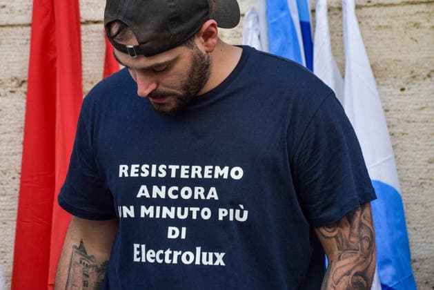 May 25, 2026, Rome, Rome, Italy: A worker waits outside the Ministry of Enterprises and Made in Italy in Rome during the protest on May 26 2026 .The protest is held to demand the withdrawal of the Electrolux industrial plan, which includes 1,700 redundancies across Italian sites, and to safeguard employment and industrial continuity. Rome Italy  - ZUMAn299 20260525_zip_n299_003 Copyright: xVincenzoxNuzzolesex