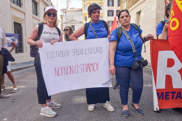 May 25, 2026, Rome, Rome, Italy: Workers hold a banner during the protest in front of the Ministry of Enterprises and Made in Italy in Rome on May 26 2026 .The protest is held to demand the withdrawal of the Electrolux industrial plan, which includes 1,700 redundancies across Italian sites, and to safeguard employment and industrial continuity. Rome Italy  - ZUMAn299 20260525_zip_n299_007 Copyright: xVincenzoxNuzzolesex