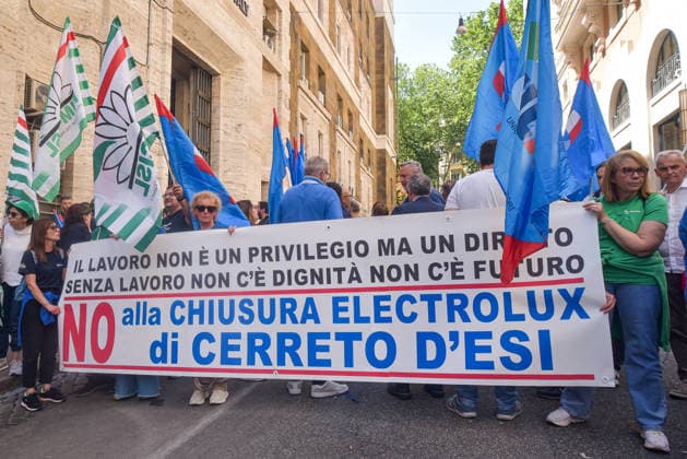 May 25, 2026, Rome, Rome, Italy: Workers hold a banner during the protest in front of the Ministry of Enterprises and Made in Italy in Rome on May 26 2026 .The protest is held to demand the withdrawal of the Electrolux industrial plan, which includes 1,700 redundancies across Italian sites, and to safeguard employment and industrial continuity. Rome Italy  - ZUMAn299 20260525_zip_n299_008 Copyright: xVincenzoxNuzzolesex