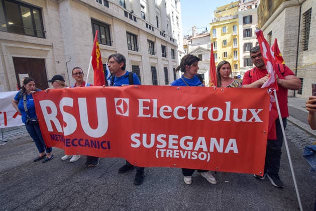 May 25, 2026, Rome, Rome, Italy: Workers hold a banner during the protest in front of the Ministry of Enterprises and Made in Italy in Rome on May 26 2026 .The protest is held to demand the withdrawal of the Electrolux industrial plan, which includes 1,700 redundancies across Italian sites, and to safeguard employment and industrial continuity. Rome Italy - ZUMAn299 20260525_zip_n299_013 Copyright: xVincenzoxNuzzolesex