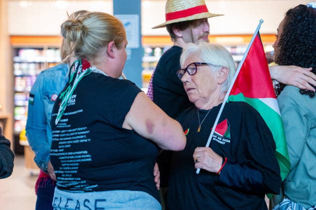 Gaza-aktivister fra Global Sumud Flotilla ankommer Norge Gardermoen 20260525. Aktivist Vigdis Bjorvand sammen med Camilla Naess. Tre norske aktivister som var med i flaten Global Sumud Flotilla landet pa norsk jord mandag, etter a ha blitt tatt til fange av det israelske forsvaret pa vei til Gaza. Foto: Amanda Pedersen Giske NTB Gardermoen Norge ECRUdbGmZsA EDITORIAL USE ONLY Ref:_BNCECRUdbGmZsA.jpg *** Gaza activists from the Global Sumud Flotilla arrive in Norway Gardermoen 20260525 Activist Vigdis Bjorvand together with Camilla Naess Three Norwegian activists who were part of the Global Sumud Flotilla landed on Norwegian soil on Monday, after being captured by the Israeli Defense Forces on their way to Gaza Photo Amanda Pederse  Copyright: xAmandaxPedersenxGiskex xNTBx