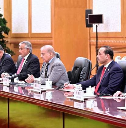 May 25, 2026, Pakistan: Prime Minister of Pakistan Muhammad Shehbaz Sharif Meets Prime Minister of the People s Republic of China Li Qiang in Beijing with Field Marshal Syed Asim Munir Present Pakistan  - ZUMAas3_ 20260525_zaf_as3_013 Copyright: xPPIx
