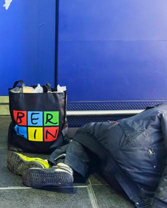 Obdachloser liegt auf dem Boden, Berlin Tragetasche, Berlin, Deutschland *** Homeless person is at the Floor, Berlin Carrier bag, Berlin, Germany 1020931275