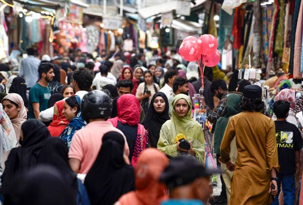 People throng market ahead of the Eid al-Adha festival Srinagar, May 25 (ANI): People throng market ahead of the Eid al-Adha festival, in Srinagar on Monday. Srinagar Jammu and Kashmir India Copyright: xANIx ANI_20260525266
