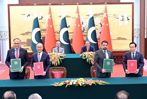 May 25, 2026, Pakistan: Prime Minister of Pakistan Muhammad Shehbaz Sharif and Prime Minister of the People s Republic of China Li Qiang Witness Signing of MoUs Protocols in Beijing Pakistan  - ZUMAas3_ 20260525_zaf_as3_023 Copyright: xPPIx
