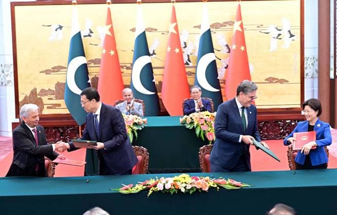 May 25, 2026, Pakistan: Prime Minister of Pakistan Muhammad Shehbaz Sharif and Prime Minister of the People s Republic of China Li Qiang Witness Signing of MoUs Protocols in Beijing Pakistan  - ZUMAas3_ 20260525_zaf_as3_017 Copyright: xPPIx