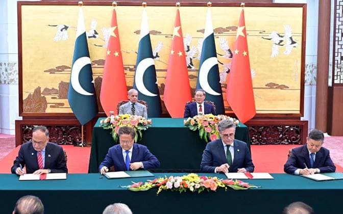 May 25, 2026, Pakistan: Prime Minister of Pakistan Muhammad Shehbaz Sharif and Prime Minister of the People s Republic of China Li Qiang Witness Signing of MoUs Protocols in Beijing Pakistan  - ZUMAas3_ 20260525_zaf_as3_018 Copyright: xPPIx