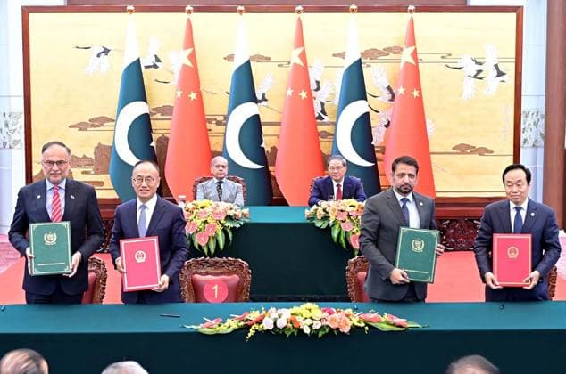 May 25, 2026, Pakistan: Prime Minister of Pakistan Muhammad Shehbaz Sharif and Prime Minister of the People s Republic of China Li Qiang Witness Signing of MoUs Protocols in Beijing Pakistan  - ZUMAas3_ 20260525_zaf_as3_019 Copyright: xPPIx