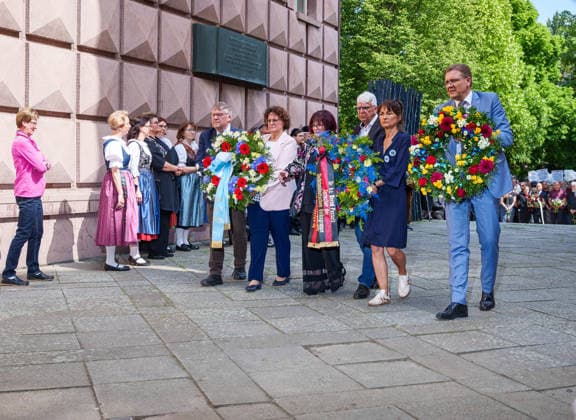 May 25, 2026, Brno, South Moravia, Czech Republic: Deputy Chairman of the Sudeten German Landsmannschaft STEFFEN HORTLER (R) and others are going to lay flowers at the Memorial Plaque to the Anti-Fascist Fighters during a commemorative ceremony honoring the victims of Nazism in Brno, Czech Republic, on May 25, 2026. The 76th Congress of Sudeten Germans took place in Brno, Czech Republic, from May 22 to 25, 2026, marking the first time the event was held in the country. Brno Czech Republic  - ZUMAc315 20260525_zsp_c315_016 Copyright: xMichaelxCabalx