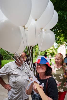 May 25, 2026, Brno, South Moravia, Czech Republic: Opponent of reconciliation with Sudeten Germans holding ballons during a commemorative ceremony honoring the victims of Nazism in Brno, Czech Republic, on May 25, 2026. The 76th Congress of Sudeten Germans took place in Brno, Czech Republic, from May 22 to 25, 2026, marking the first time the event was held in the country. Brno Czech Republic - ZUMAc315 20260525_zsp_c315_021 Copyright: xMichaelxCabalx