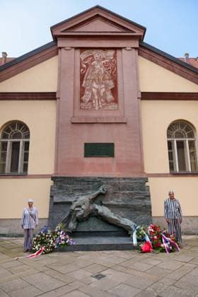 May 25, 2026, Brno, South Moravia, Czech Republic: Opponents of reconciliation with Sudeten Germans, dressed in a Jewish prison uniform, standing by The Commemorative Plaque Anti-Fascist Fightersduring a commemorative ceremony honoring the victims of Nazism in Brno, Czech Republic, on May 25, 2026. The 76th Congress of Sudeten Germans took place in Brno, Czech Republic, from May 22 to 25, 2026, marking the first time the event was held in the country. Brno Czech Republic - ZUMAc315 20260525_zsp_c315_031 Copyright: xMichaelxCabalx