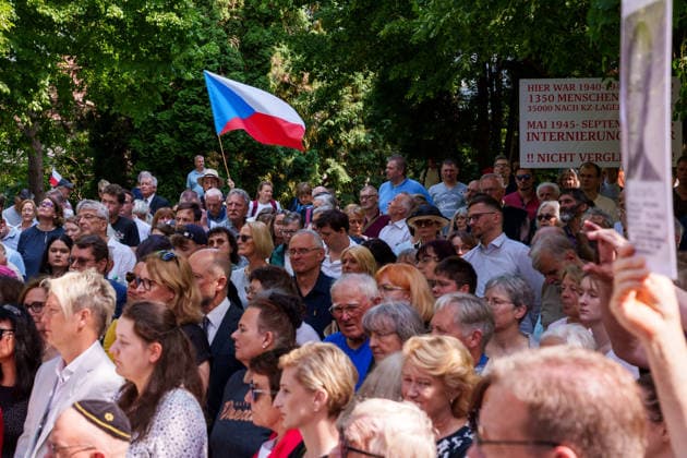 May 25, 2026, Brno, South Moravia, Czech Republic: Supporters of reconciliation with Sudeten Germans and Opponents of reconciliation with Sudeten Germans holding their signs in the back during a commemorative ceremony honoring the victims of Nazism in Brno, Czech Republic, on May 25, 2026. The 76th Congress of Sudeten Germans took place in Brno, Czech Republic, from May 22 to 25, 2026, marking the first time the event was held in the country. Brno Czech Republic - ZUMAc315 20260525_zsp_c315_044 Copyright: xMichaelxCabalx