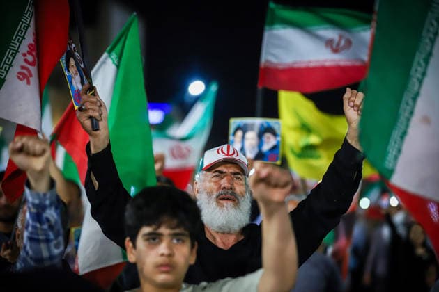 May 25, 2026, Iran, Iran: Pro-government supporters wave national flags during a state-organized rally, amid a ceasefire with Iran, the US, and Israel. President Donald Trump issued a fresh warning to Iran on May 17, saying it had to move quickly towards a peace deal or there won t be anything left of them. Washington, locked in conflict with Tehran since US and Israeli forces launched major strikes on the Islamic Republic beginning February 28, has struggled to break an impasse and make any progress toward ending a war that has shaken the Middle East and sent energy prices climbing. Iran s foreign ministry said on May 25, that Tehran was collecting fees for navigational services on ships transiting the strategic Strait of Hormuz, r - ZUMAi98_ 20260525_zih_i98_008 Copyright: xIranianxSupremexLeader SxOfficex