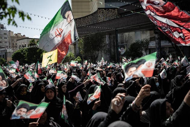 May 25, 2026, Iran, Iran: Pro-government supporters wave national flags during a state-organized rally, amid a ceasefire with Iran, the US, and Israel. President Donald Trump issued a fresh warning to Iran on May 17, saying it had to move quickly towards a peace deal or there won t be anything left of them. Washington, locked in conflict with Tehran since US and Israeli forces launched major strikes on the Islamic Republic beginning February 28, has struggled to break an impasse and make any progress toward ending a war that has shaken the Middle East and sent energy prices climbing. Iran s foreign ministry said on May 25, that Tehran was collecting fees for navigational services on ships transiting the strategic Strait of Hormuz, r - ZUMAi98_ 20260525_zih_i98_022 Copyright: xIranianxSupremexLeader SxOfficex