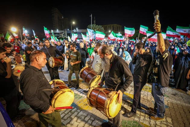 May 25, 2026, Iran, Iran: Pro-government supporters wave national flags during a state-organized rally, amid a ceasefire with Iran, the US, and Israel. President Donald Trump issued a fresh warning to Iran on May 17, saying it had to move quickly towards a peace deal or there won t be anything left of them. Washington, locked in conflict with Tehran since US and Israeli forces launched major strikes on the Islamic Republic beginning February 28, has struggled to break an impasse and make any progress toward ending a war that has shaken the Middle East and sent energy prices climbing. Iran s foreign ministry said on May 25, that Tehran was collecting fees for navigational services on ships transiting the strategic Strait of Hormuz, r - ZUMAi98_ 20260525_zih_i98_032 Copyright: xIranianxSupremexLeader SxOfficex